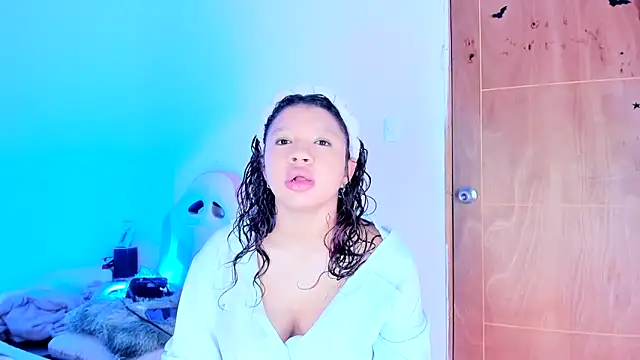 Snapshot of Emily_Coper18 chatting on 17, 5, 2026 Emily Coper18 online show from 17, 5, 2026