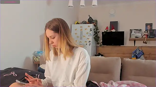 Girl alone home online show from 19, 3, 2026