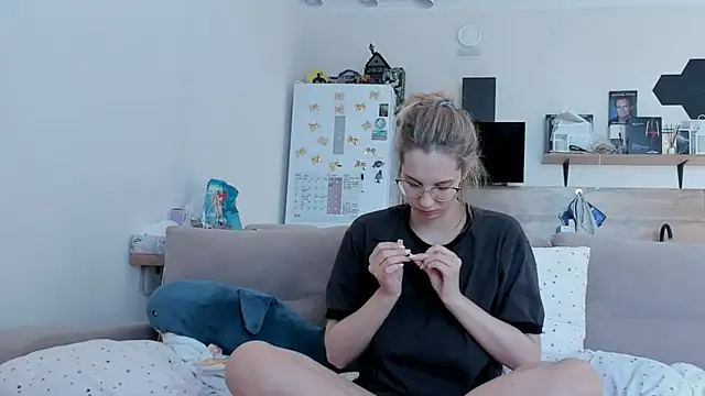 Girl alone home online show from 18, 5, 2026