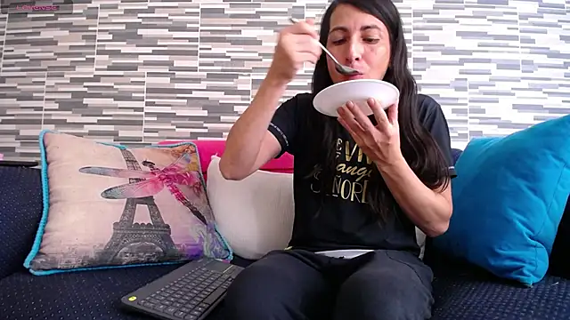 Snapshot of VioletaGomezCo chatting on 27, 5, 2026 VioletaGomezCo online show from 27, 5, 2026
