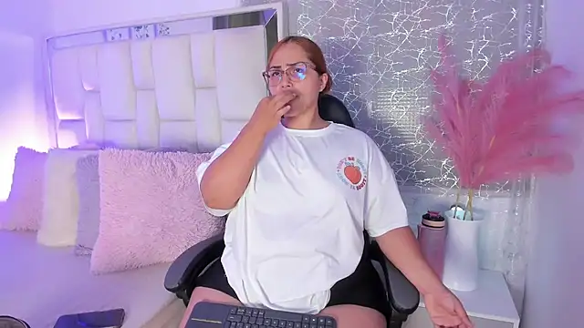 Snapshot of LeahxBarker chatting on 30, 6, 2026 LeahxBarker online show from 30, 6, 2026