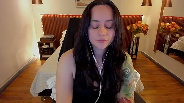 Snapshot of KatherineBond chatting on 4, 6, 2026 KatherineBond online show from 4, 6, 2026