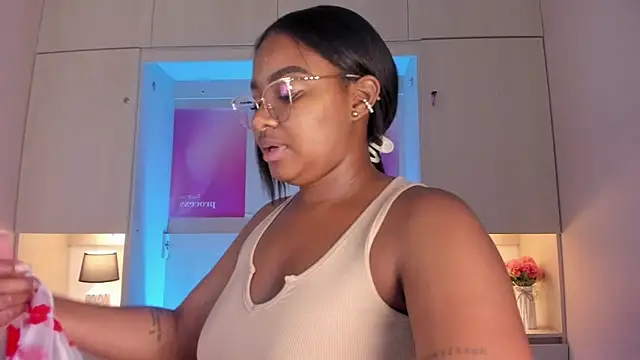 Snapshot of tamaraa_smiith chatting on 28, 4, 2026 tamaraa smiith online show from 28, 4, 2026
