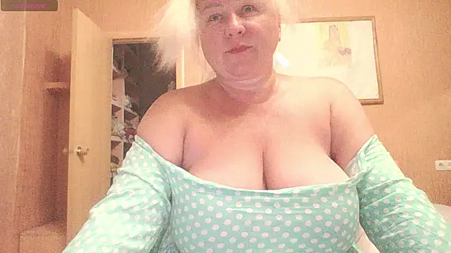 Snapshot of mira_robinsonnn chatting on 22, 6, 2026 mira robinsonnn online show from 22, 6, 2026