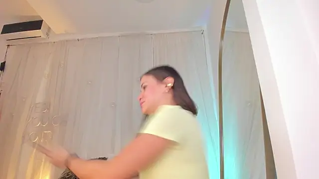 Petite Lucie online show from 26, 1, 2025