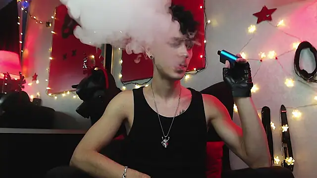 Joseph  Quinn online show from 27, 12, 2024