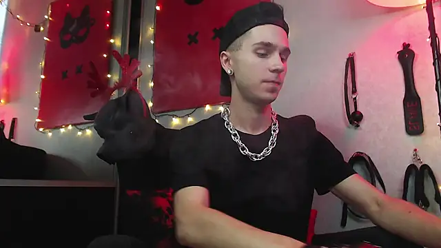 Joseph  Quinn online show from 4, 1, 2025