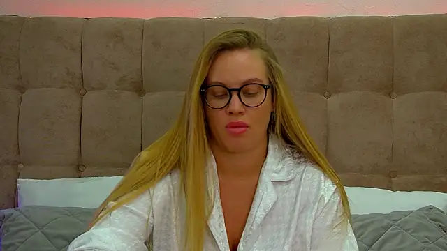 MariaNeumann online show from 6, 3, 2025