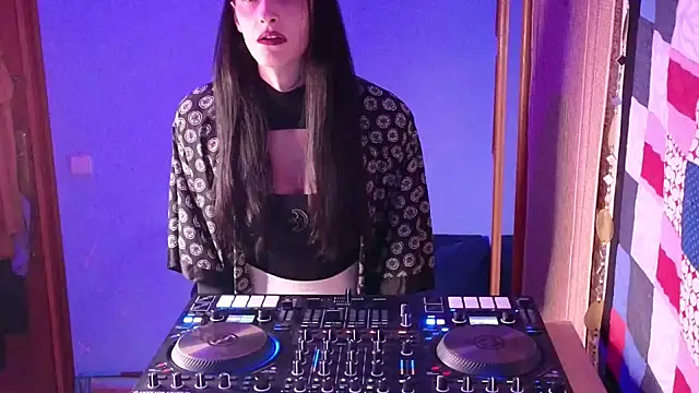 Snapshot of MemiKouki chatting on 15, 3, 2025 MemiKouki online show from 15, 3, 2025