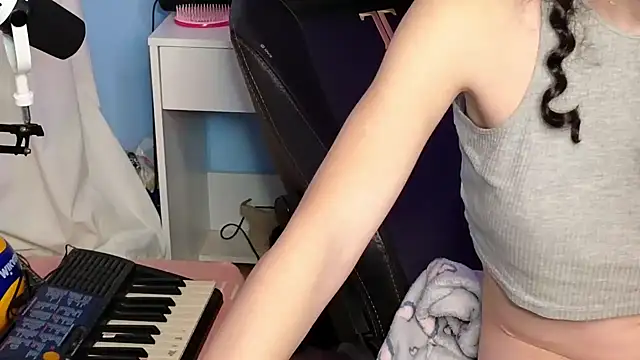 Snapshot of MemiKouki chatting on 27, 11, 2025 MemiKouki online show from 27, 11, 2025