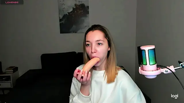 Snapshot of MiaThaine chatting on 6, 12, 2024 MiaThaine online show from 6, 12, 2024