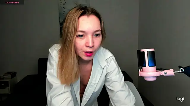 Snapshot of MiaThaine chatting on 8, 12, 2024 MiaThaine online show from 8, 12, 2024