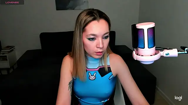 Snapshot of MiaThaine chatting on 11, 12, 2024 MiaThaine online show from 11, 12, 2024