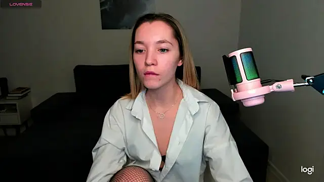 Snapshot of MiaThaine chatting on 14, 12, 2024 MiaThaine online show from 14, 12, 2024