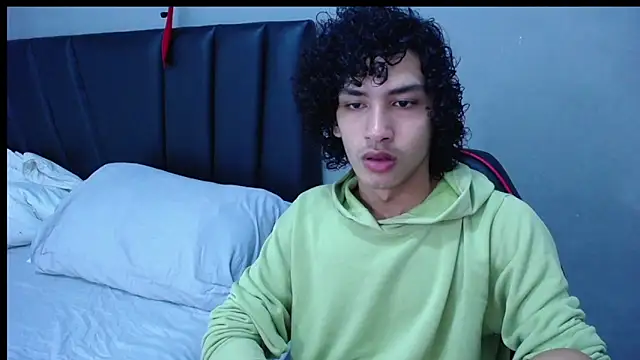 Snapshot of Tayronx33 chatting on 19, 10, 2025 Tayronx33 online show from 19, 10, 2025