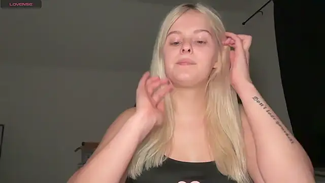 Snapshot of Allylove03 chatting on 11, 9, 2025 Allylove03 online show from 11, 9, 2025