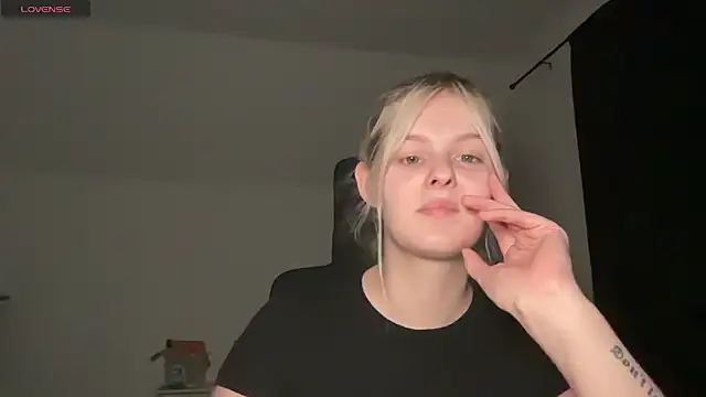 Snapshot of Allylove03 chatting on 24, 9, 2025 Allylove03 online show from 24, 9, 2025