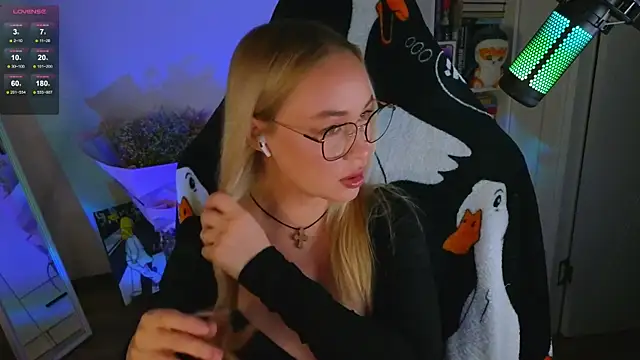 Snapshot of Emili1- chatting on 10, 9, 2025 Emili1- online show from 10, 9, 2025