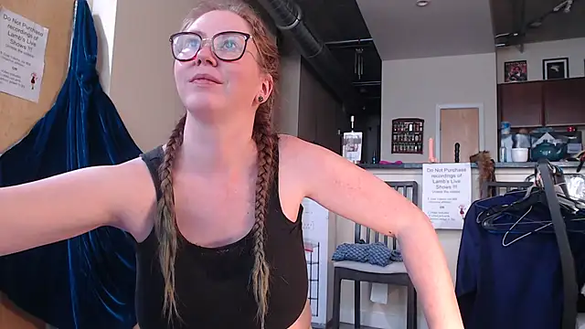 Snapshot of littlelustlamb chatting on 8, 10, 2025 littlelustlamb online show from 8, 10, 2025