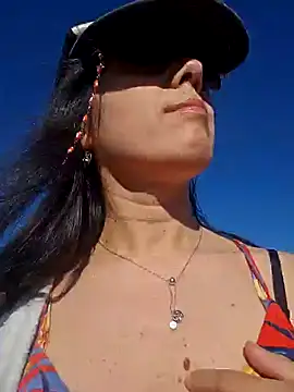 Reinacatchile online show from 1, 1, 2025