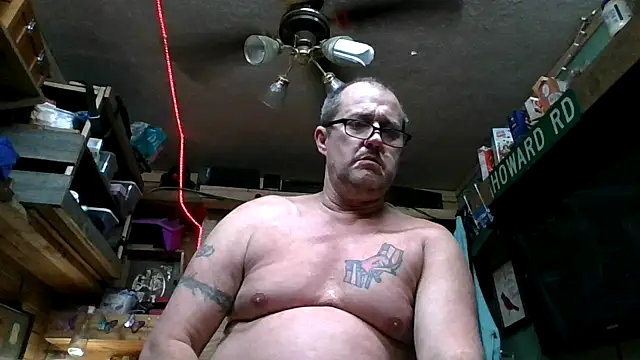 Snapshot of FKHoward chatting on 6, 4, 2026 FKHoward online show from 6, 4, 2026