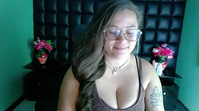 Snapshot of SaraThomso chatting on 5, 12, 2024 SaraThomso online show from 5, 12, 2024