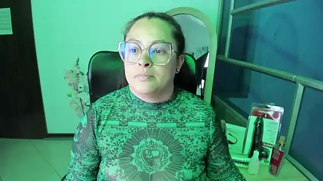 Snapshot of SaraThomso chatting on 10, 9, 2025 SaraThomso online show from 10, 9, 2025