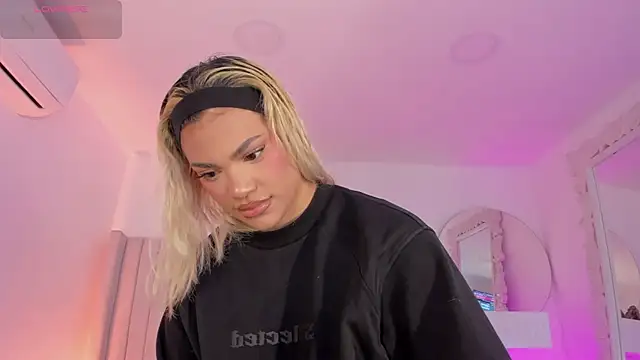 Shelynna azzul online show from 8, 4, 2026