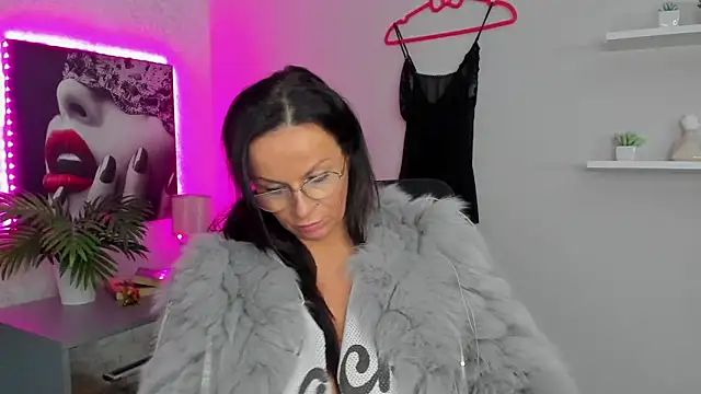 HelenLuxx online show from 2, 2, 2025