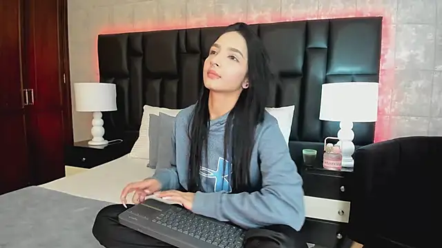 Snapshot of MiaSweeths chatting on 6, 2, 2025 MiaSweeths online show from 6, 2, 2025