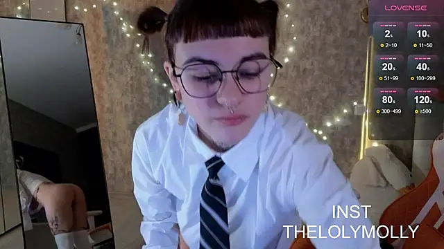 Snapshot of LolyMolli chatting on 17, 10, 2025 LolyMolli online show from 17, 10, 2025