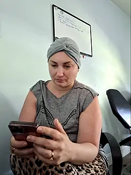 MilfyMrsRobinson online show from 18, 5, 2026