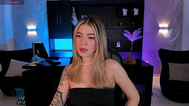 ViolettHansson online show from 25, 11, 2025