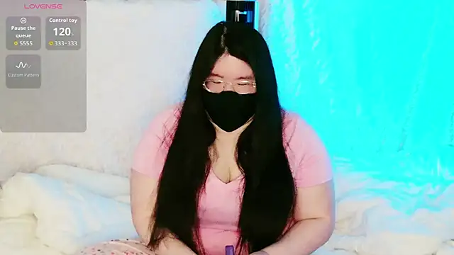 Snapshot of Kara-Nuna chatting on 17, 5, 2026 Kara-Nuna online show from 17, 5, 2026
