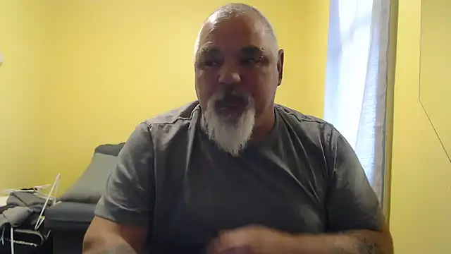 Newfiesausage1972 online show from 6, 11, 2025