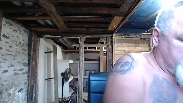 Newfiesausage1972 online show from 14, 11, 2025