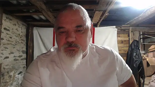 Newfiesausage1972 online show from 15, 11, 2025