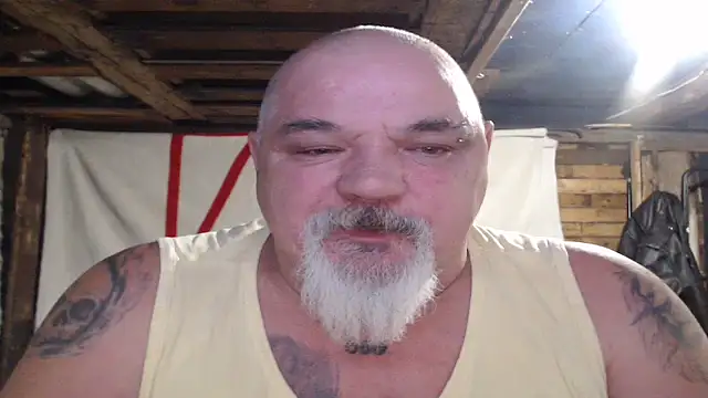 Newfiesausage1972 online show from 30, 11, 2025