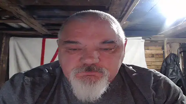 Newfiesausage1972 online show from 14, 12, 2025