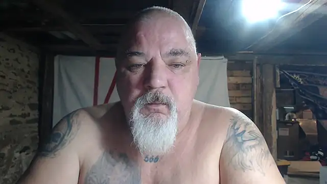 Newfiesausage1972 online show from 13, 3, 2026