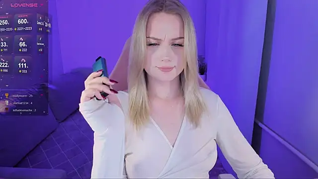 Snapshot of Honey_blonde chatting on 9, 9, 2025 Honey blonde online show from 9, 9, 2025