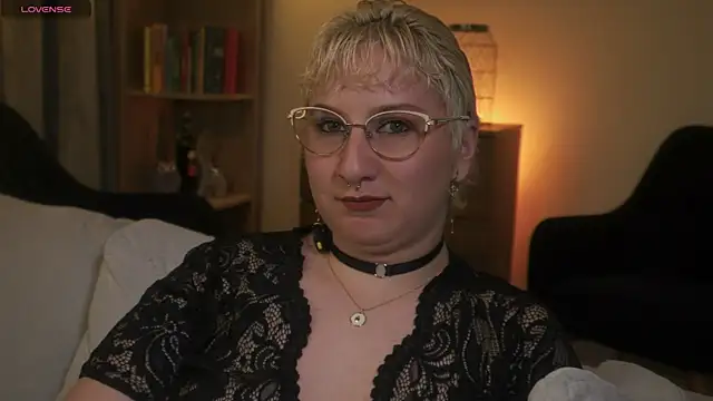 Ximenna Cruz online show from 5, 12, 2025