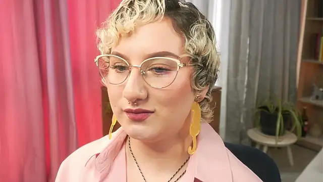 Ximenna Cruz online show from 13, 4, 2026