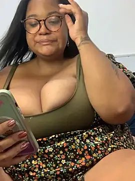 Snapshot of SweetLizzyBBW chatting on 4, 8, 2026 SweetLizzyBBW online show from 4, 8, 2026