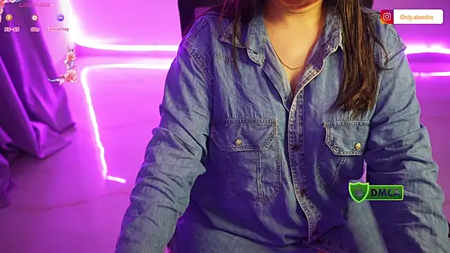 Snapshot of only_aleesha chatting on 18, 10, 2025 only aleesha online show from 18, 10, 2025