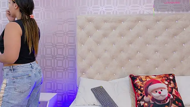 Snapshot of Sara_Desire chatting on 25, 11, 2025 Sara Desire online show from 25, 11, 2025