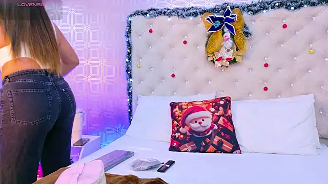 Snapshot of Sara_Desire chatting on 4, 12, 2025 Sara Desire online show from 4, 12, 2025