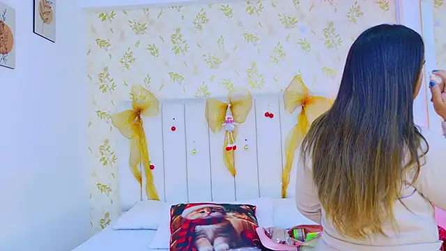 Snapshot of Sara_Desire chatting on 16, 12, 2025 Sara Desire online show from 16, 12, 2025