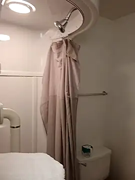 allissonw13 online show from 20, 4, 2026