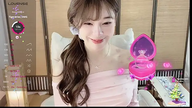 Snapshot of Yuuuuuly chatting on 18, 12, 2024 Yuuuuuly online show from 18, 12, 2024